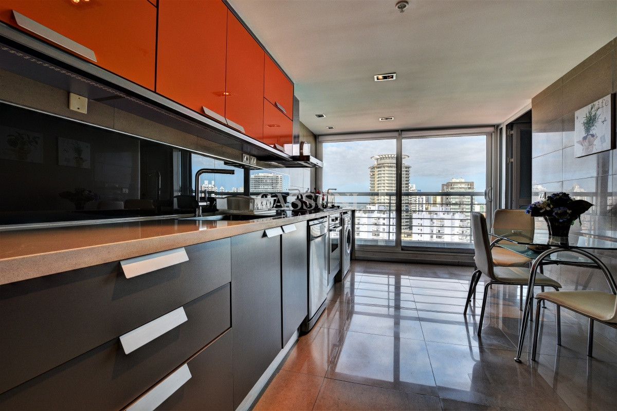 Apartamento ID.3713 - Moderno apartamento de 3 Dormitorios y Dependencia Playa Mansa