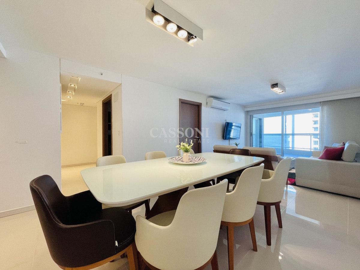 Apartamento ID.2242 - Apartamento de 3 Dormitorios y Dependencia, con Parrillero y Vista al Mar en Playa Brava, Punta del Este 