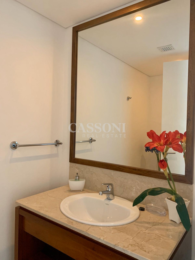 Apartamento ID.2240 - Venta y alquiler de departamento esquinero de 3 Dormitorios ý Dependencia de servicio, Torre LE PARC, playa Brava. Punta del Este
