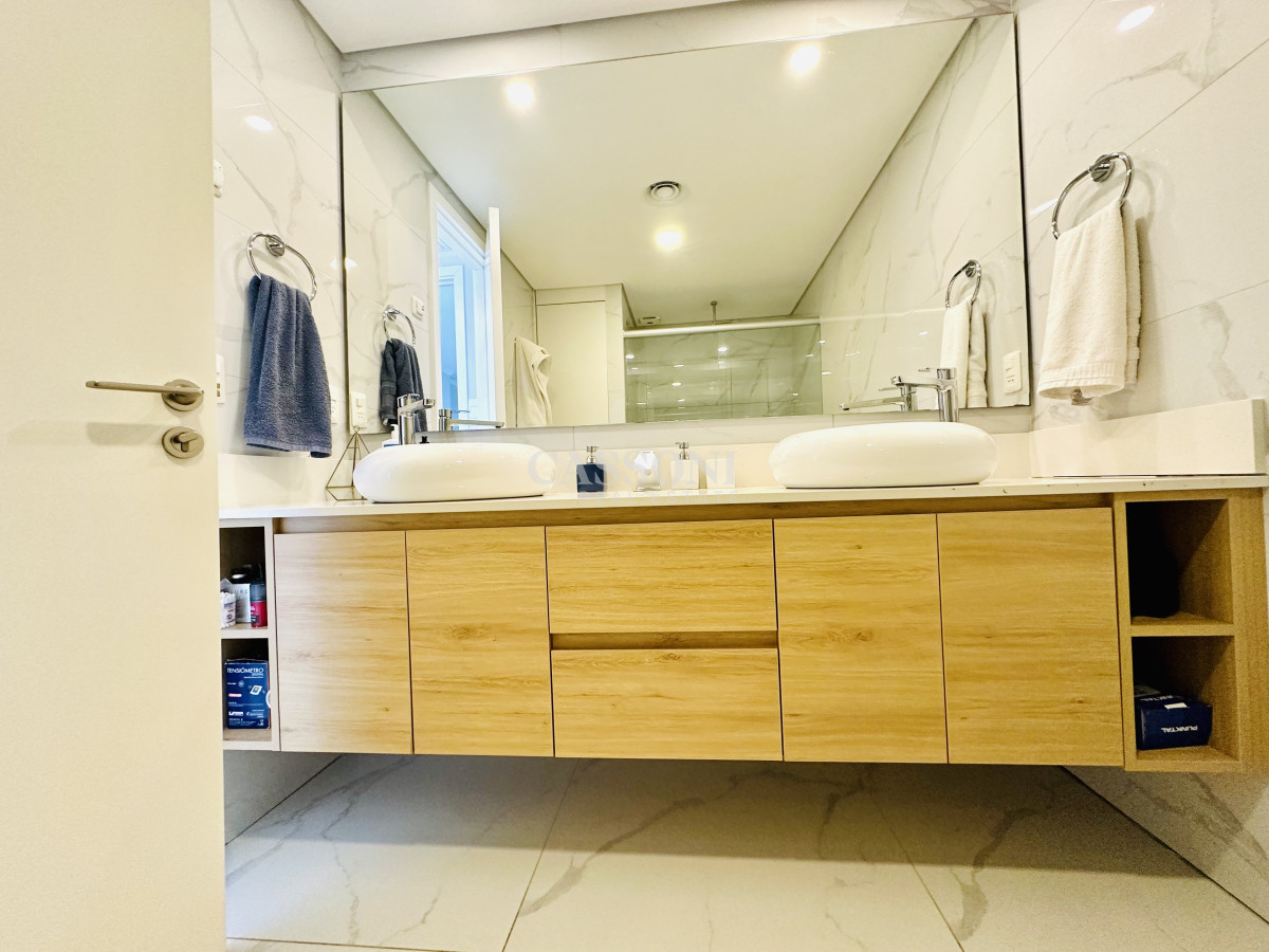Apartamento ID.4230 - Apartamento Frente al Mar de 3 Dormitorios y Dependencia en Playa Mansa, Punta del Este 