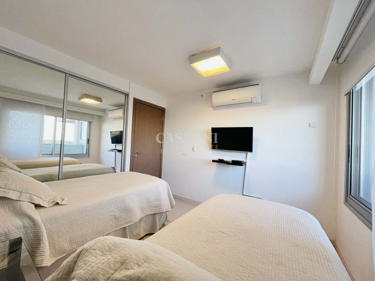 Apartamento ID.2242 - Apartamento de 3 Dormitorios y Dependencia, con Parrillero y Vista al Mar en Playa Brava, Punta del Este 