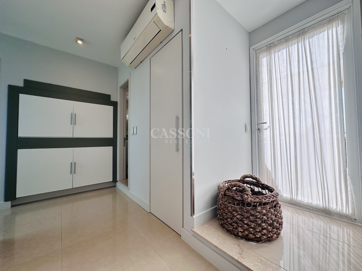 Apartamento ID.2594 - Lujoso Penthouse de 4 Dormitorios con Vista al Mar sobre Playa Mansa, Punta del Este