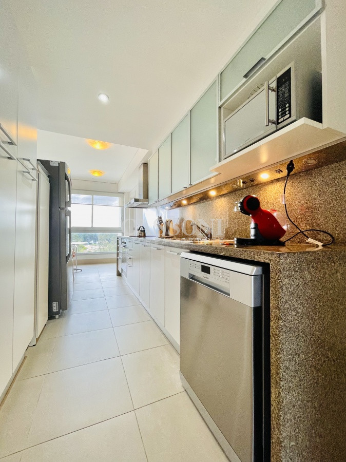 Apartamento ID.4410 - Alquiler temporario de Apartamento de 2 Dormitorios más Dependencia en Torre Le Parc, Playa Brava