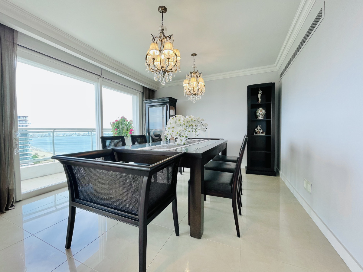 Apartamento ID.2594 - Lujoso Penthouse de 4 Dormitorios con Vista al Mar sobre Playa Mansa, Punta del Este