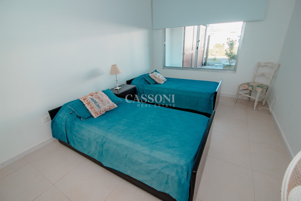 Apartamento ID.1695 - Oportunidad en Venta de Apartamento de planta baja con salida al jardín de tres dormitorios en Playa Montoya