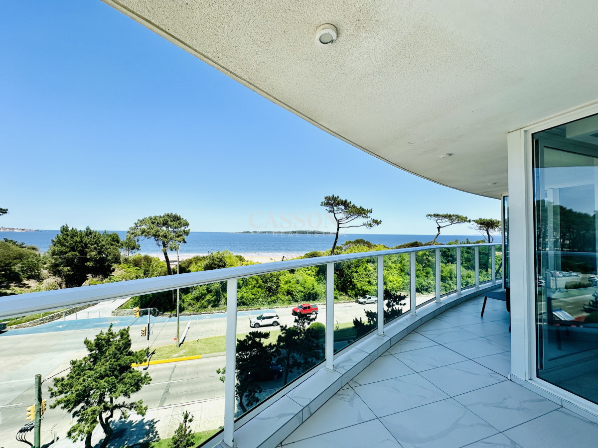 Apartamento ID.4230 - Apartamento Frente al Mar de 3 Dormitorios y Dependencia en Playa Mansa, Punta del Este 