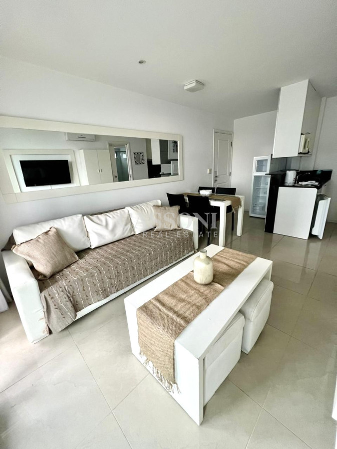 Apartamento ID.4226 - Apartamento de 1 Dormitorio en Torre con Servicios, Cerca del Mar - Alquiler Anual, Punta del Este