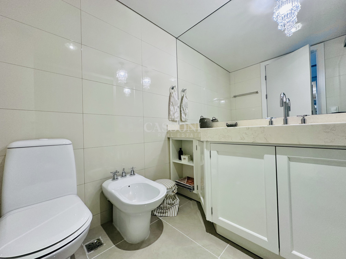 Apartamento ID.2594 - Lujoso Penthouse de 4 Dormitorios con Vista al Mar sobre Playa Mansa, Punta del Este