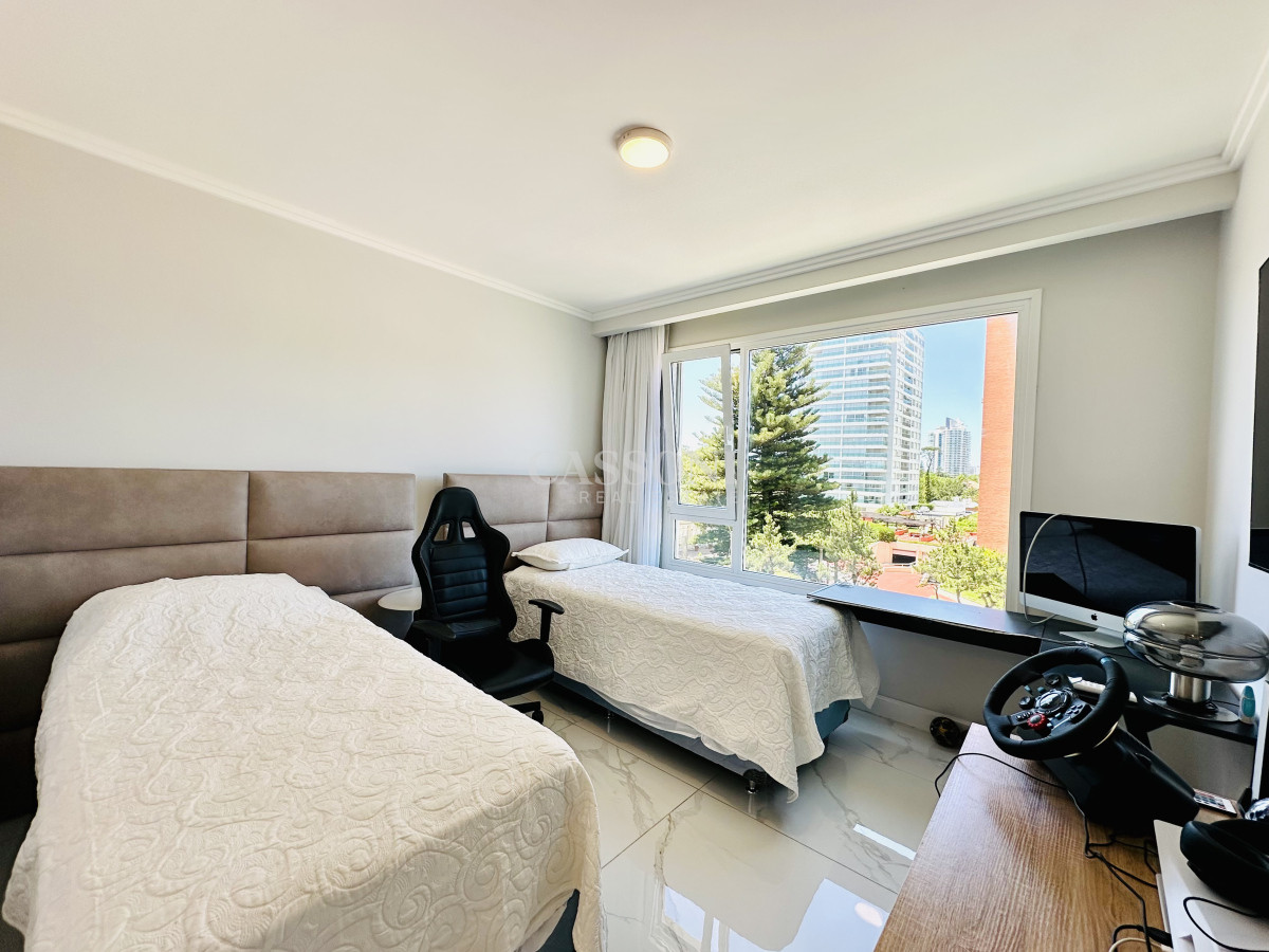 Apartamento ID.4230 - Apartamento Frente al Mar de 3 Dormitorios y Dependencia en Playa Mansa, Punta del Este 