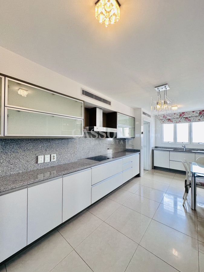 Apartamento ID.2594 - Lujoso Penthouse de 4 Dormitorios con Vista al Mar sobre Playa Mansa, Punta del Este