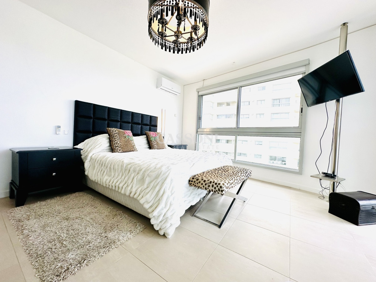 Apartamento ID.2987 - Oportunidad en Venta y Alquiler temporal de maravilloso departamento esquinero en Torre Le Parc, Playa Brava, Punta del Este