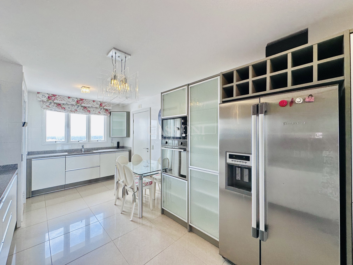 Apartamento ID.2594 - Lujoso Penthouse de 4 Dormitorios con Vista al Mar sobre Playa Mansa, Punta del Este