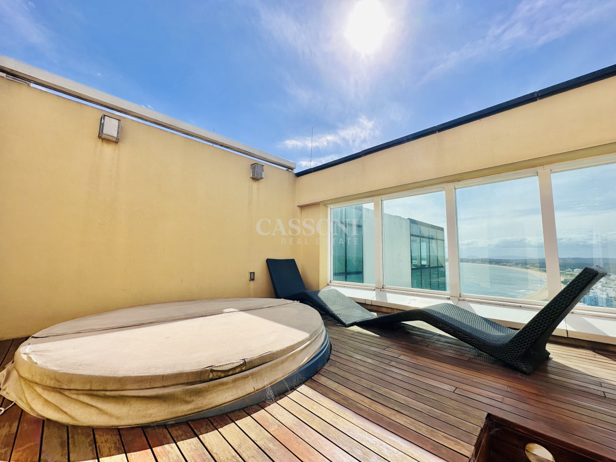 Apartamento ID.2594 - Lujoso Penthouse de 4 Dormitorios con Vista al Mar sobre Playa Mansa, Punta del Este
