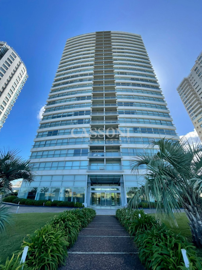 Apartamento ID.2987 - Oportunidad en Venta y Alquiler temporal de maravilloso departamento esquinero en Torre Le Parc, Playa Brava, Punta del Este