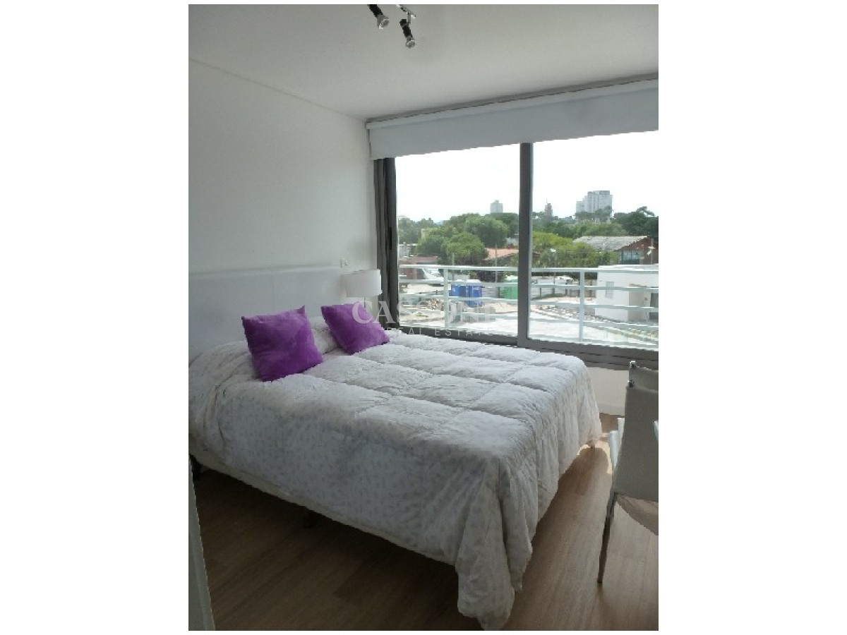 Apartamento ID.4712 - Alquiler temporal de apartamento de dos dormitorios con dos baños en Playa Mansa, Punta del Este
