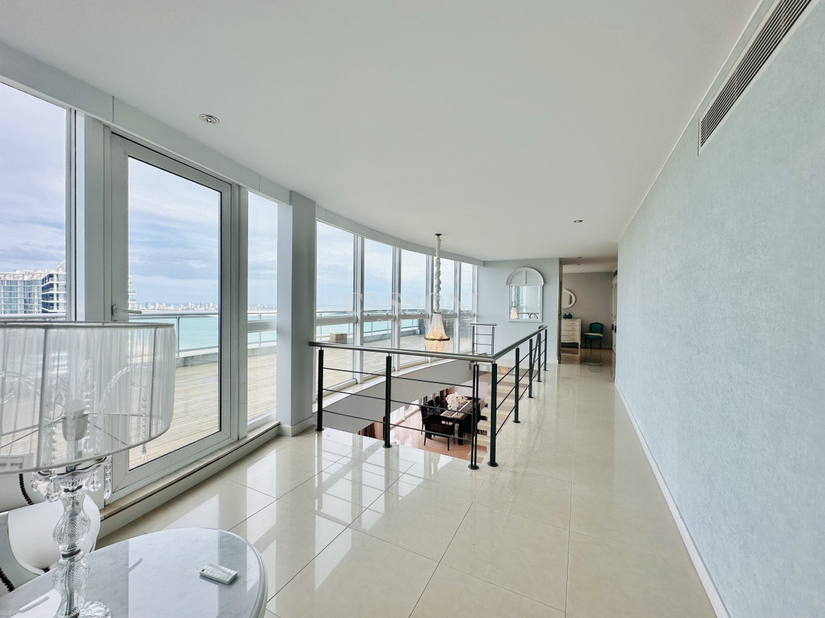 Apartamento ID.2594 - Lujoso Penthouse de 4 Dormitorios con Vista al Mar sobre Playa Mansa, Punta del Este