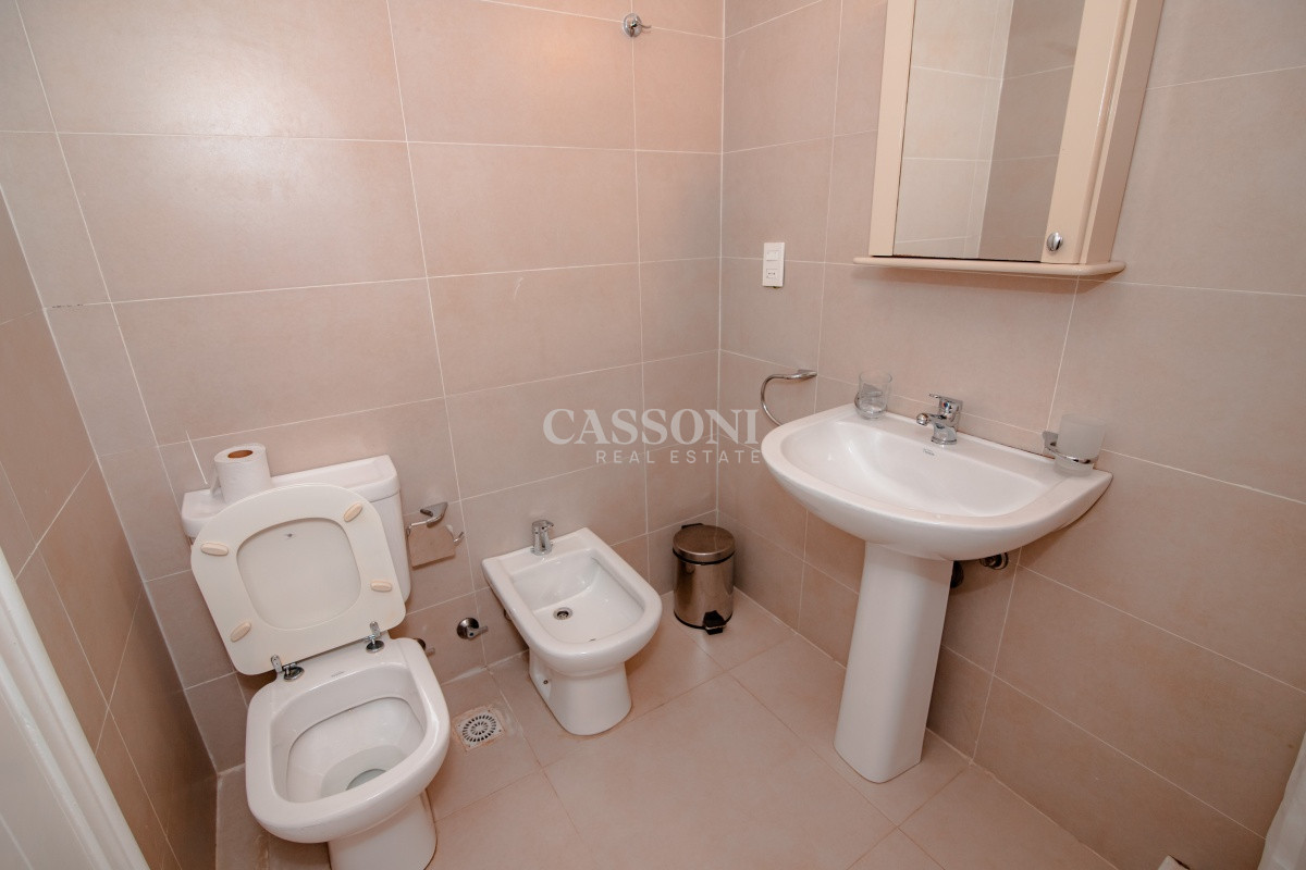 Apartamento ID.1695 - Oportunidad en Venta de Apartamento de planta baja con salida al jardín de tres dormitorios en Playa Montoya