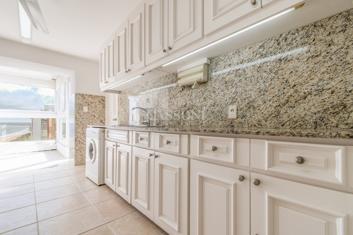 Apartamento ID.3375 - Penthouse sobre Playa Mansa, 4 Dormitorios y Parrillero en Venta - Punta del Este
