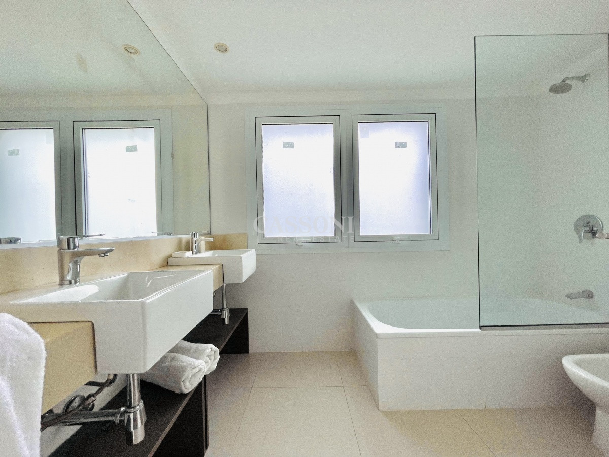 Apartamento ID.3086 - Apartamento de 3 Dormitorios y Parrillero Frente al Mar, Playa Mansa