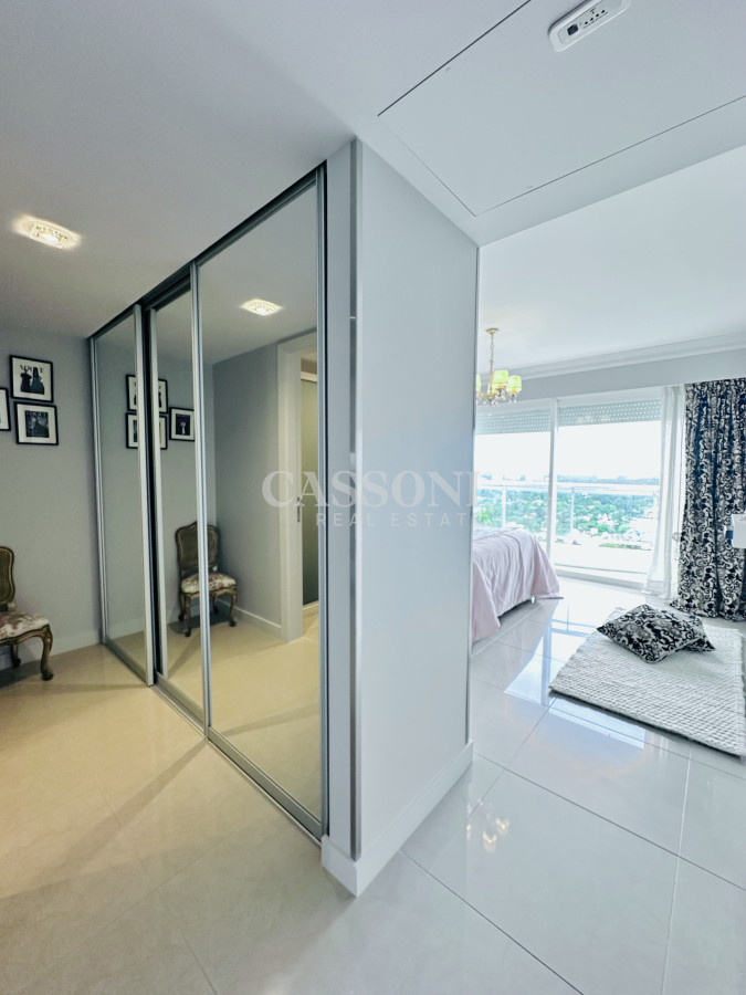 Apartamento ID.2594 - Lujoso Penthouse de 4 Dormitorios con Vista al Mar sobre Playa Mansa, Punta del Este