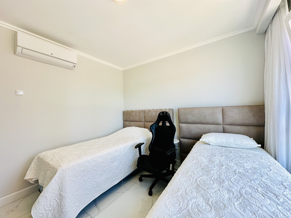 Apartamento ID.4230 - Apartamento Frente al Mar de 3 Dormitorios y Dependencia en Playa Mansa, Punta del Este 