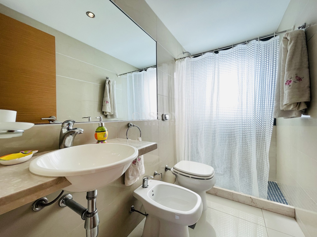 Apartamento ID.2650 - Apartamento de 2 Dormitorios y Parrillero Frente a Playa Brava, Punta del Este