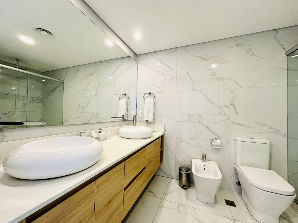 Apartamento ID.4230 - Apartamento Frente al Mar de 3 Dormitorios y Dependencia en Playa Mansa, Punta del Este 