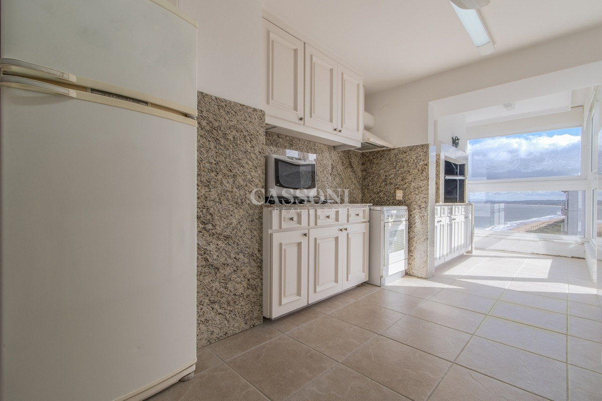 Apartamento ID.3375 - Penthouse sobre Playa Mansa, 4 Dormitorios y Parrillero en Venta - Punta del Este