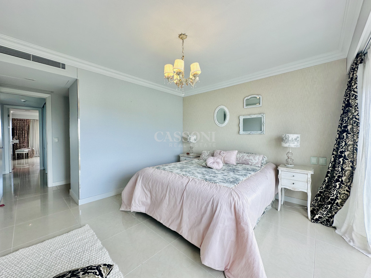 Apartamento ID.2594 - Lujoso Penthouse de 4 Dormitorios con Vista al Mar sobre Playa Mansa, Punta del Este