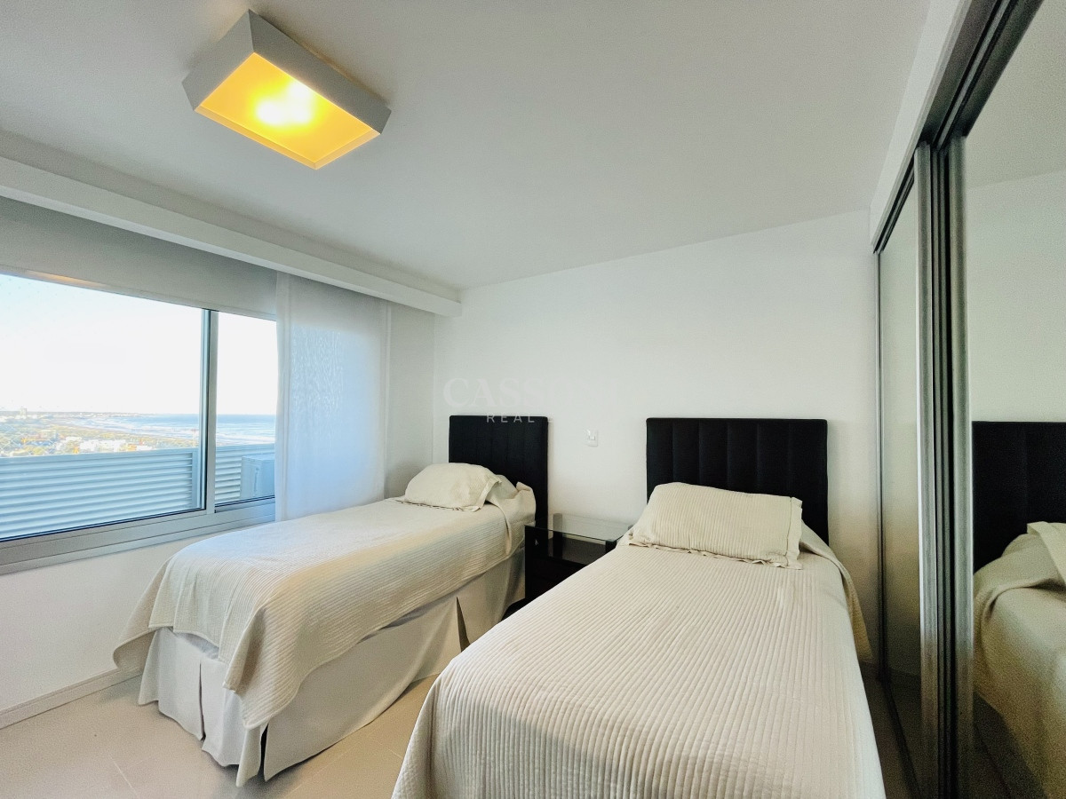 Apartamento ID.2242 - Apartamento de 3 Dormitorios y Dependencia, con Parrillero y Vista al Mar en Playa Brava, Punta del Este 