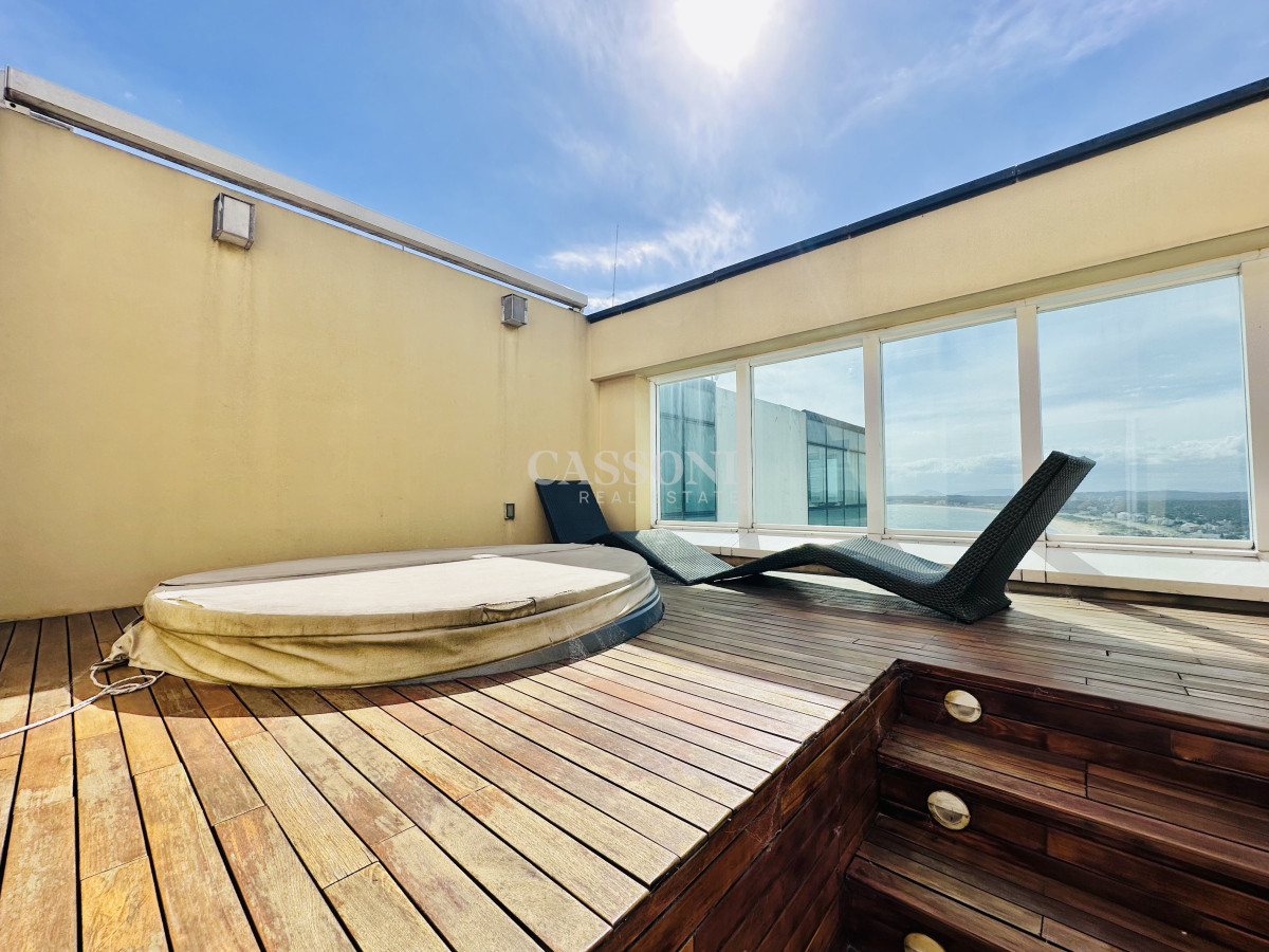 Apartamento ID.2594 - Lujoso Penthouse de 4 Dormitorios con Vista al Mar sobre Playa Mansa, Punta del Este