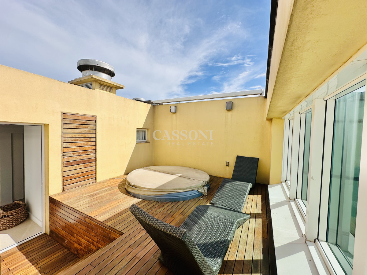 Apartamento ID.2594 - Lujoso Penthouse de 4 Dormitorios con Vista al Mar sobre Playa Mansa, Punta del Este
