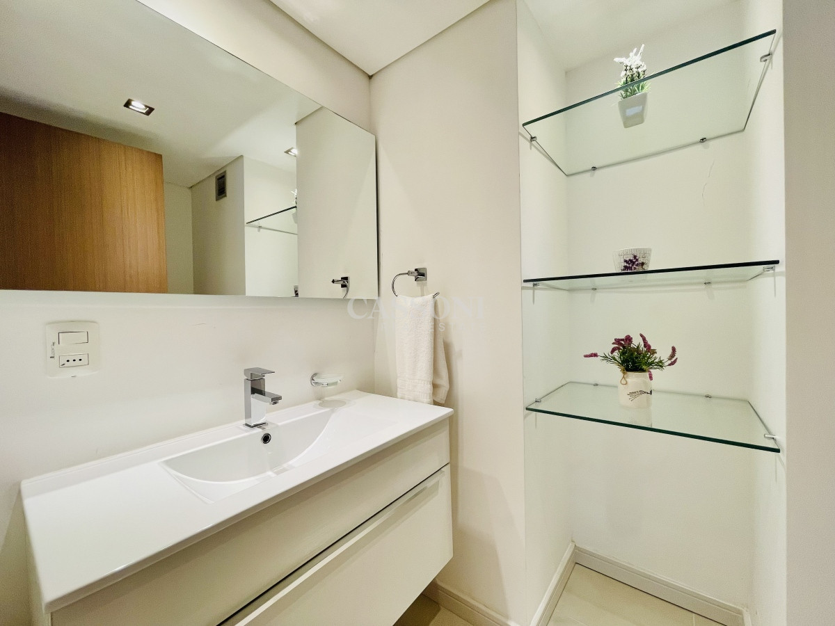 Apartamento ID.2242 - Apartamento de 3 Dormitorios y Dependencia, con Parrillero y Vista al Mar en Playa Brava, Punta del Este 