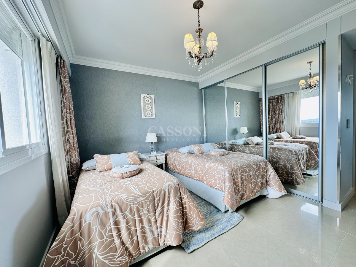 Apartamento ID.2594 - Lujoso Penthouse de 4 Dormitorios con Vista al Mar sobre Playa Mansa, Punta del Este