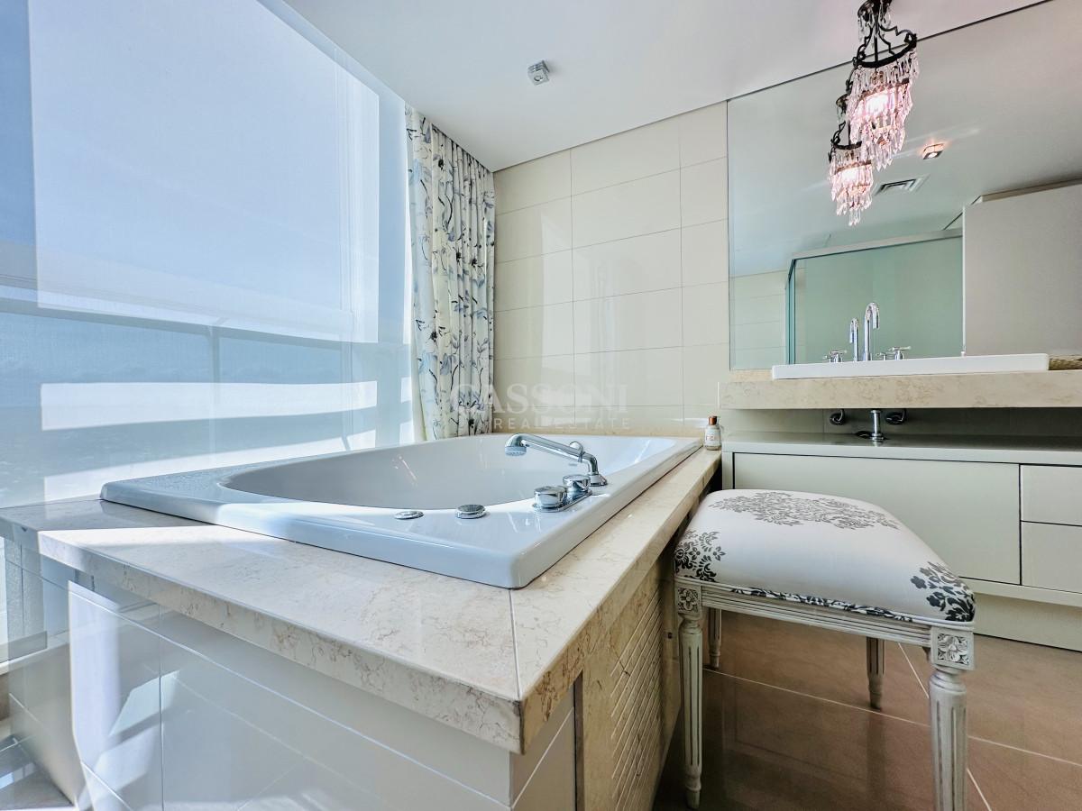Apartamento ID.2594 - Lujoso Penthouse de 4 Dormitorios con Vista al Mar sobre Playa Mansa, Punta del Este