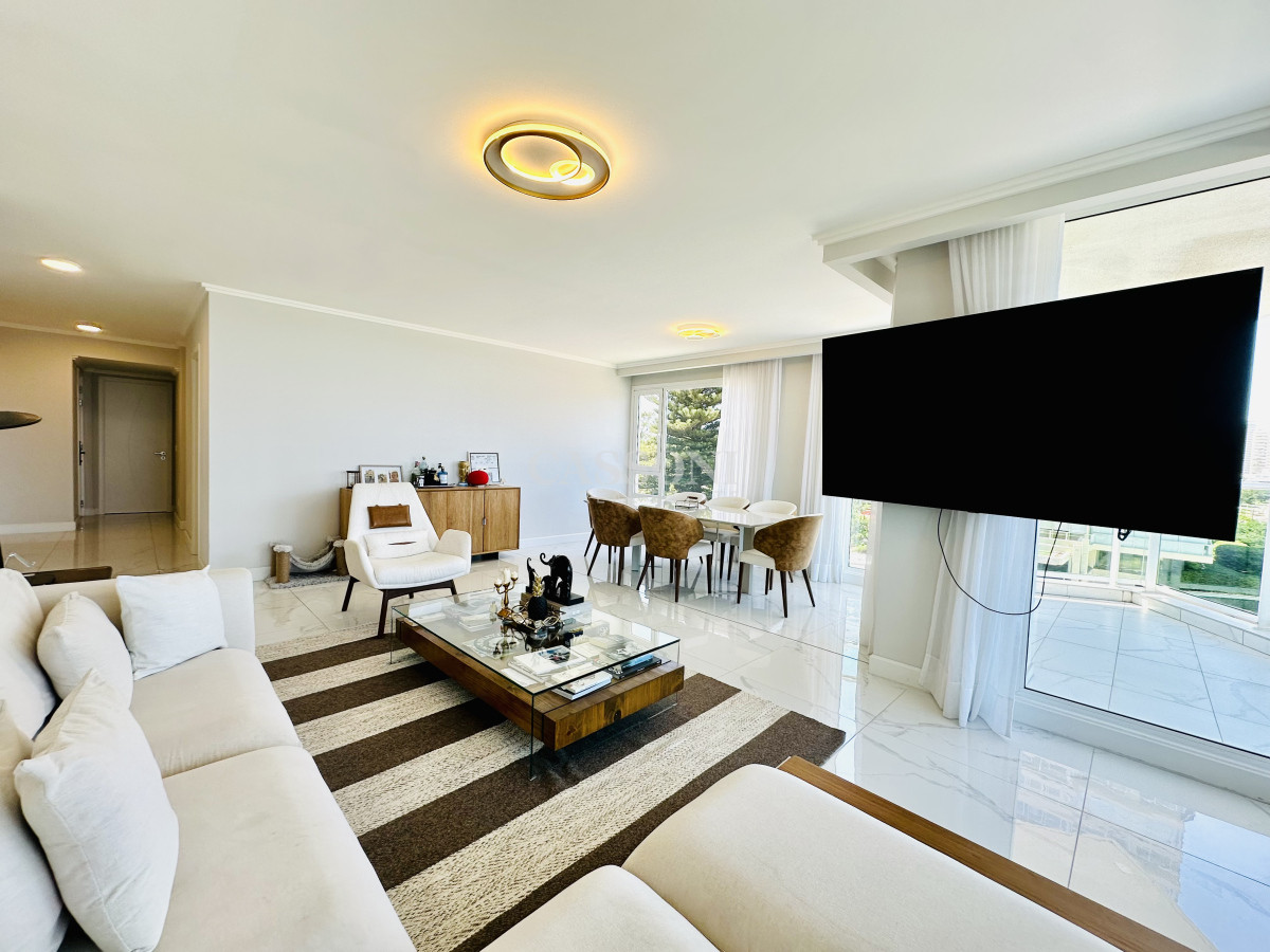 Apartamento ID.4230 - Apartamento Frente al Mar de 3 Dormitorios y Dependencia en Playa Mansa, Punta del Este 