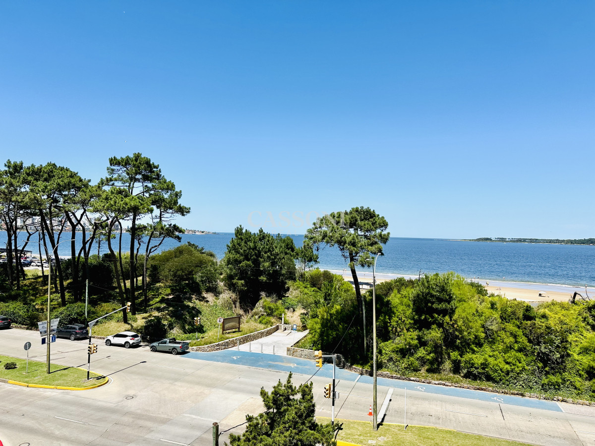 Apartamento ID.4230 - Apartamento Frente al Mar de 3 Dormitorios y Dependencia en Playa Mansa, Punta del Este 