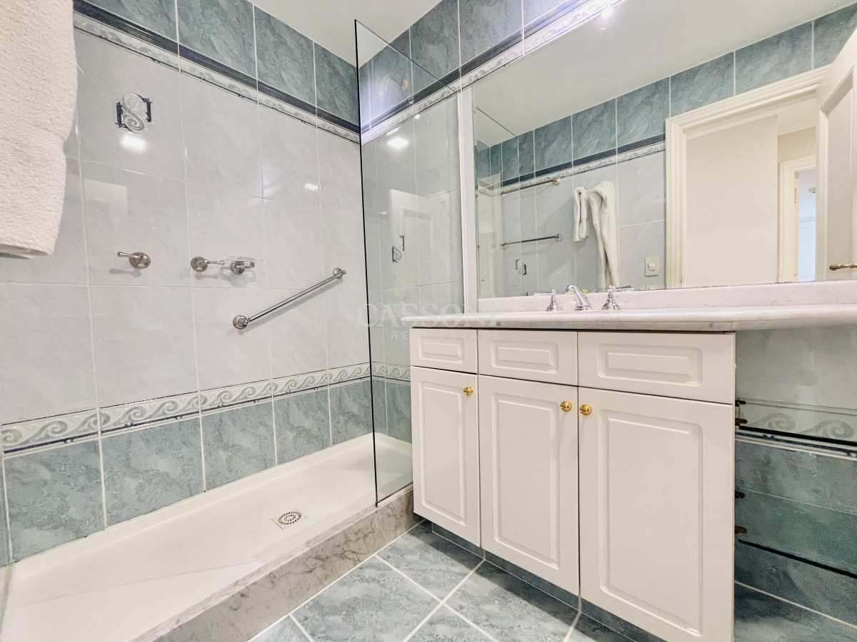 Apartamento ID.2858 - Apartamento de 3 Dormitorios sobre Playa Mansa, en Venta y Alquiler, Punta del Este