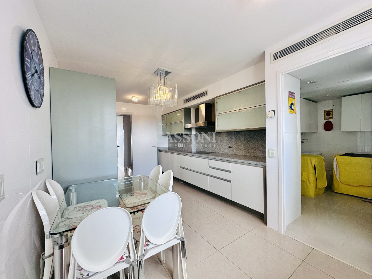 Apartamento ID.2594 - Lujoso Penthouse de 4 Dormitorios con Vista al Mar sobre Playa Mansa, Punta del Este