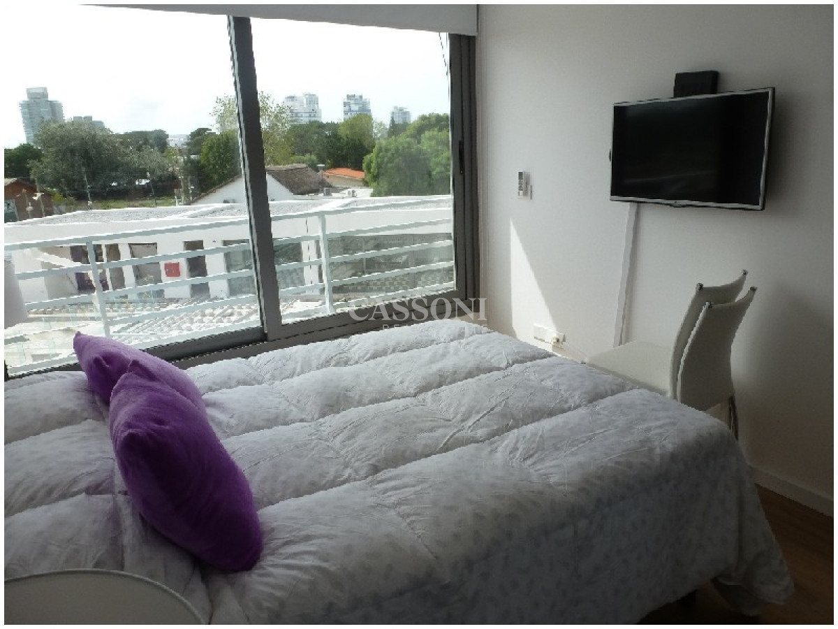 Apartamento ID.4712 - Alquiler temporal de apartamento de dos dormitorios con dos baños en Playa Mansa, Punta del Este