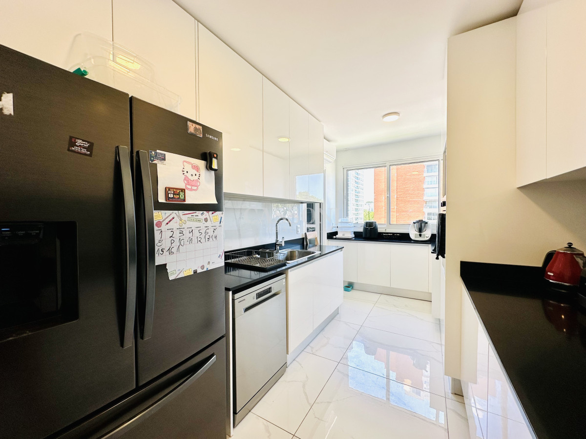 Apartamento ID.4230 - Apartamento Frente al Mar de 3 Dormitorios y Dependencia en Playa Mansa, Punta del Este 