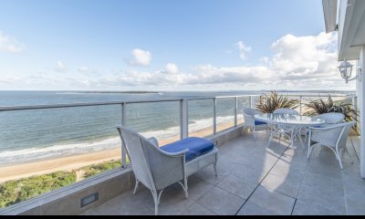 Penthouse sobre Playa Mansa, 4 Dormitorios y Parrillero en Venta - Punta del Este