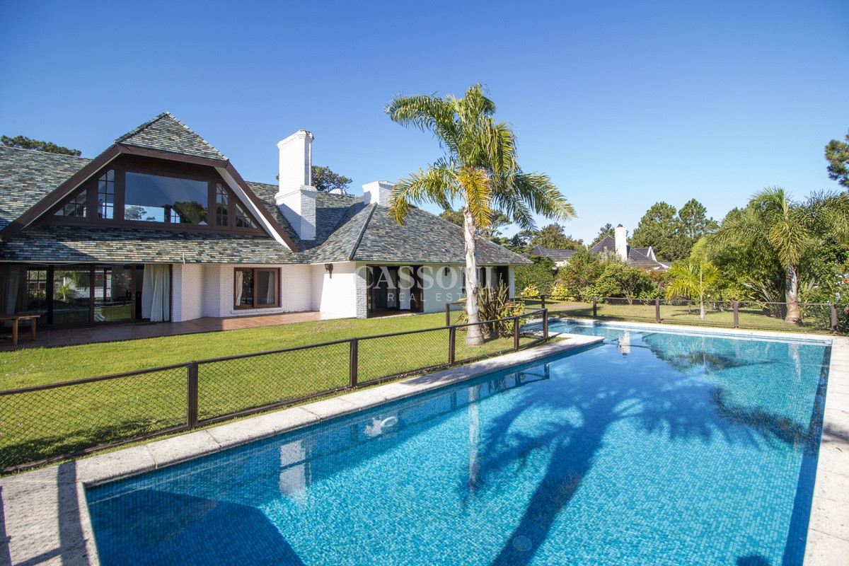 Casa ID.3337 - Venta de Casa de 4 Dormitorios y Piscina con gran parque en Playa Mansa, Punta del Este