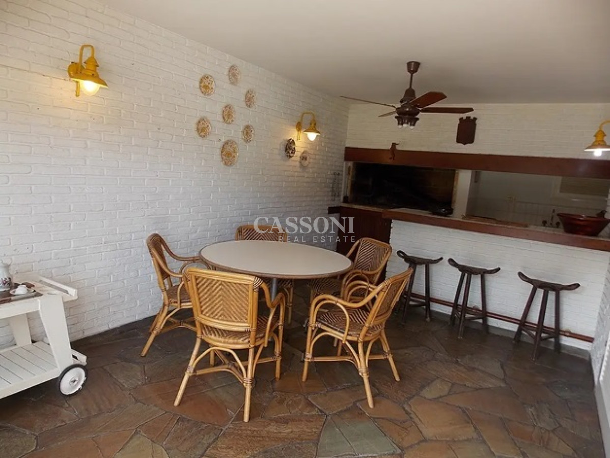 Casa ID.3416 - Excelente Casa de 4 Dormitorios con Piscina en Playa Mansa, Venta