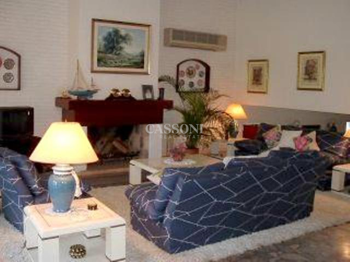 Casa ID.3416 - Excelente Casa de 4 Dormitorios con Piscina en Playa Mansa, Venta