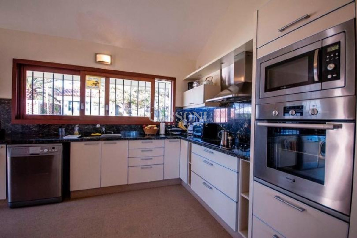 Casa ID.3747 - Excelente Casa de 4 Dormitorios y Piscina a una Cuadra del Mar 