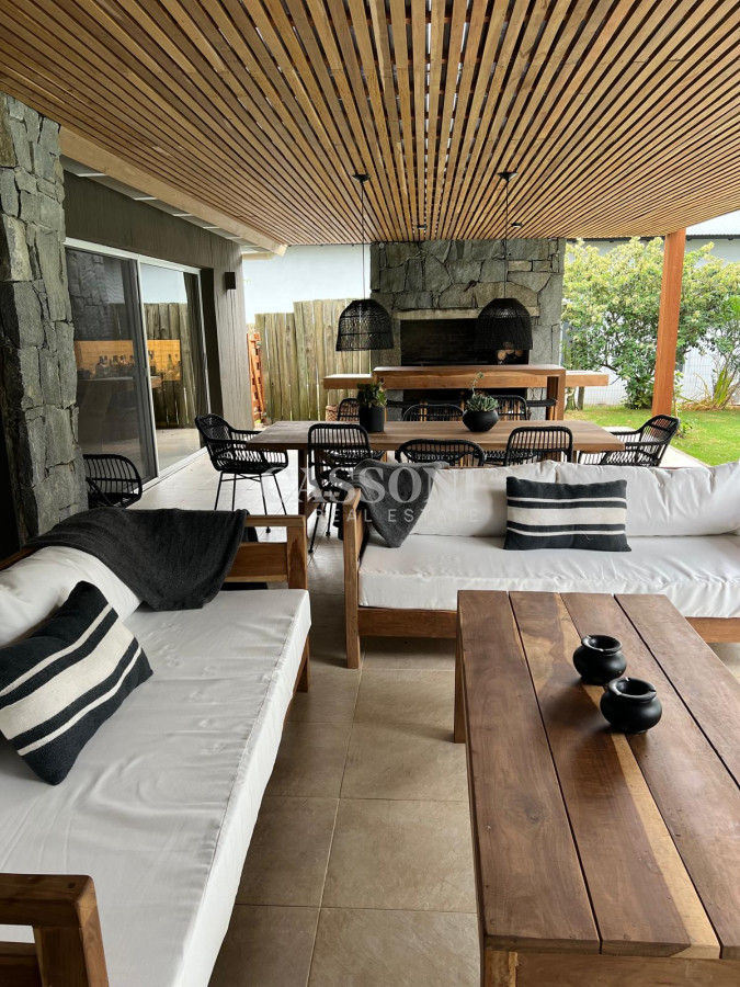 Casa ID.2504 - Excelente casa moderna de 4 Dormitorios más dependencia en barrio privado Pinar del Faro, José Ignacio 