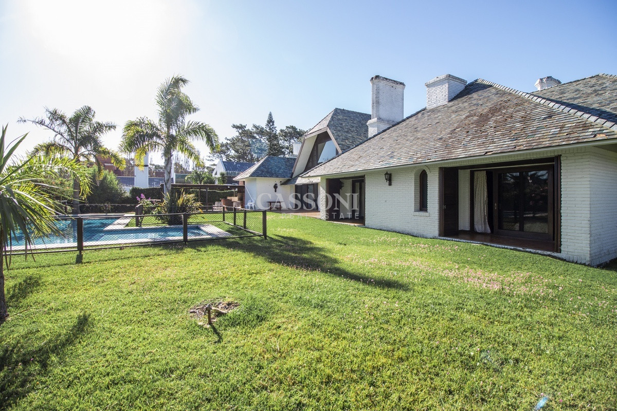Casa ID.3337 - Venta de Casa de 4 Dormitorios y Piscina con gran parque en Playa Mansa, Punta del Este