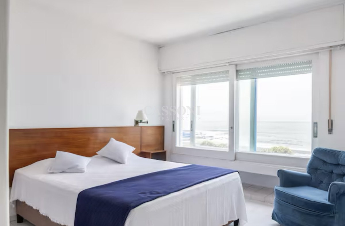 Casa ID.3308 - Gran Casa en Venta sobre el Mar de 5 Dormitorios y Dependencia en Península, Punta del Este