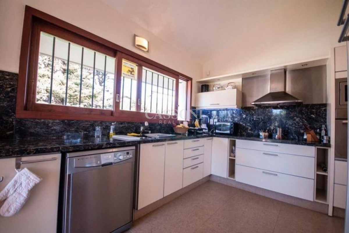 Casa ID.3747 - Excelente Casa de 4 Dormitorios y Piscina a una Cuadra del Mar 